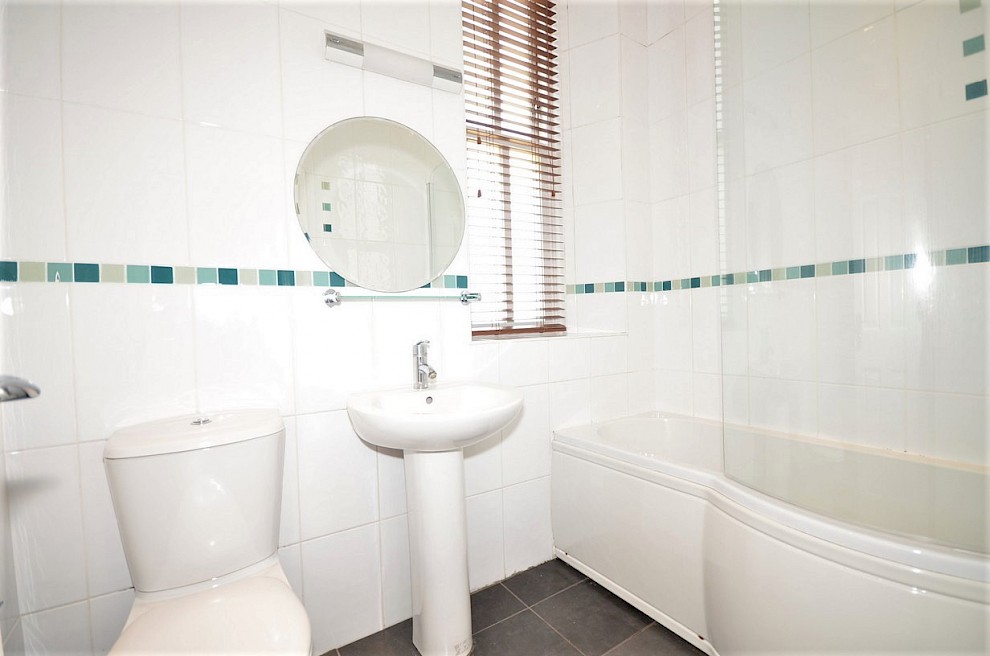 gallery image z-flat-4-24-victoria-rd-bathroom.jpg