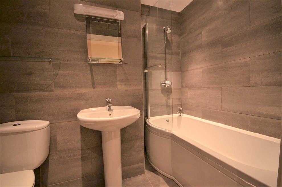 gallery image flat-15-rutland-court-bathroom-2.jpg