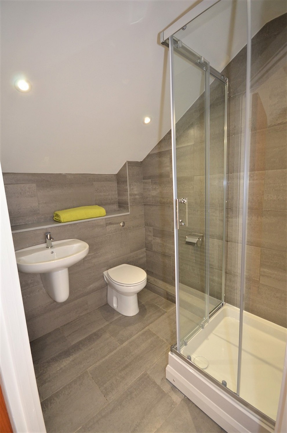 gallery image 11_flat-9-rutland-court-first-floor-bedroom-en-suite-bathroom.jpg