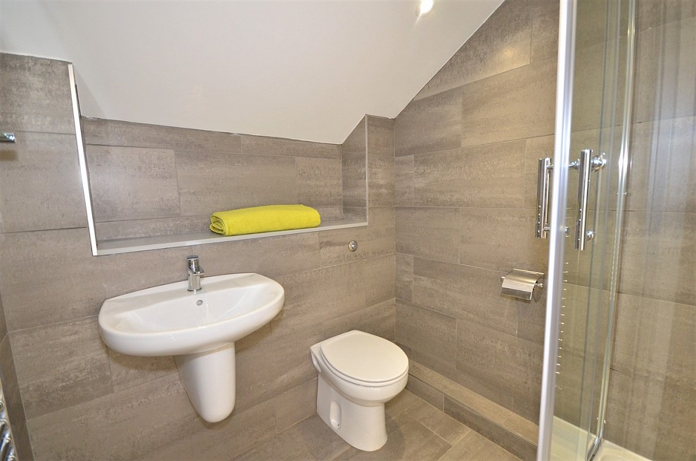 gallery image 12_flat-9-the-rutland-court-first-floor-bedroom-en-suite-bathroom.jpg