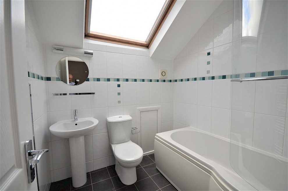 gallery image flat-6-24-victoria-rd-bathroom.jpg