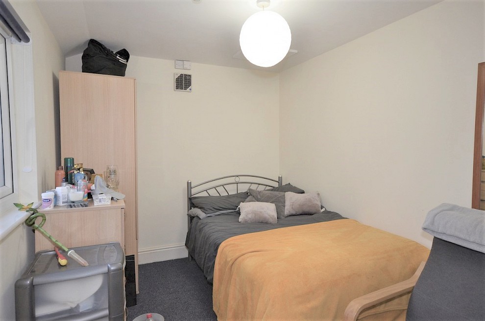 gallery image 12-thompson-rd_bedroom-2.jpg