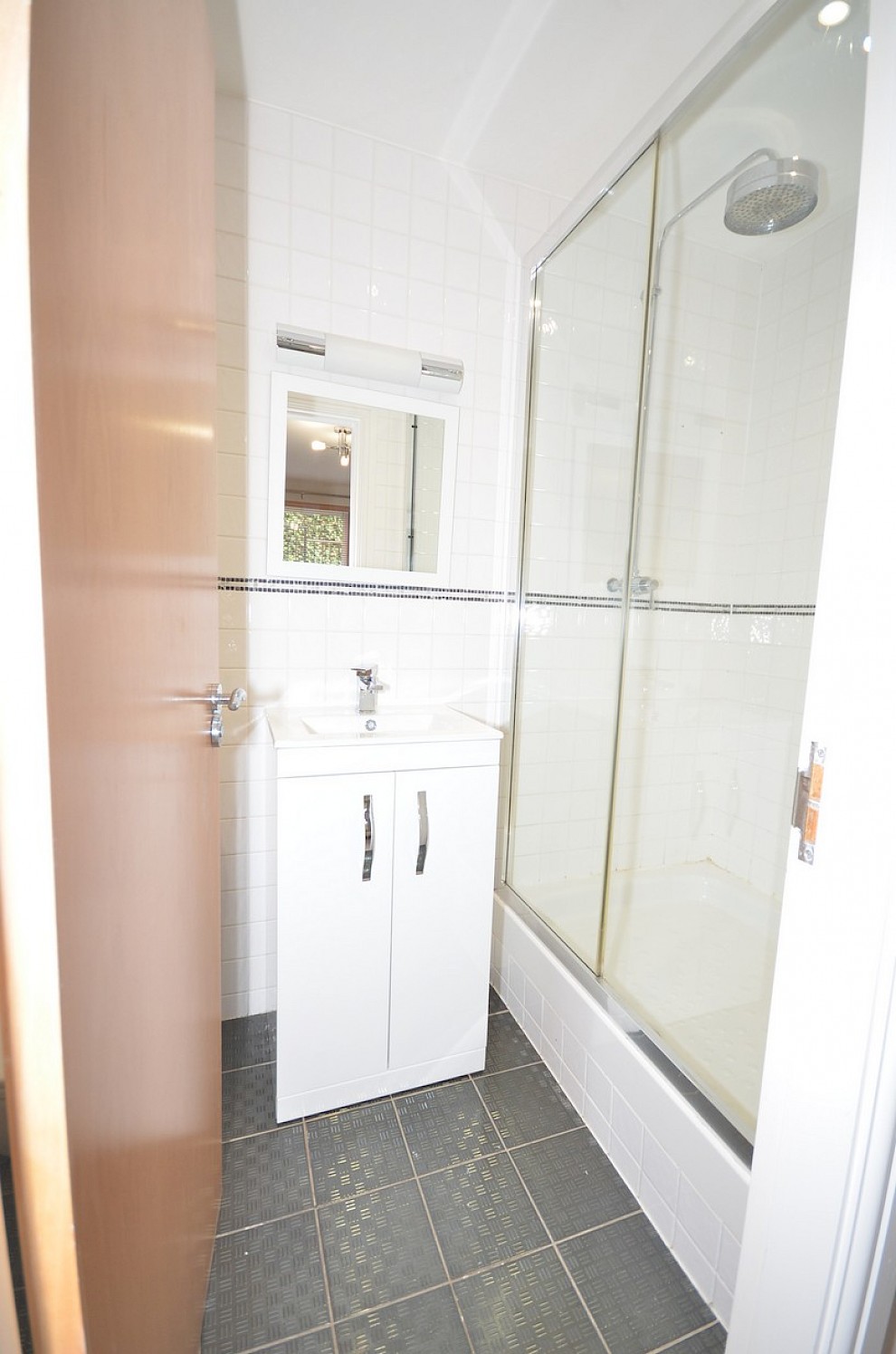 gallery image z-flat-1-36-brunswick-st-ensuite-bathroom.jpg