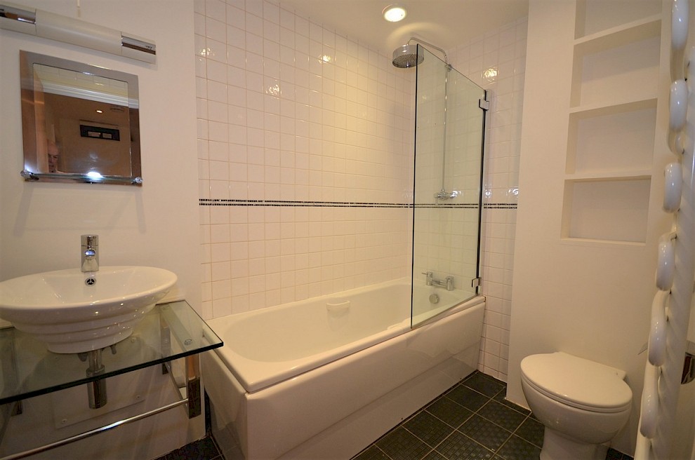 gallery image 08_-flat-2-38-brunswick-street-bathroom-2.jpg