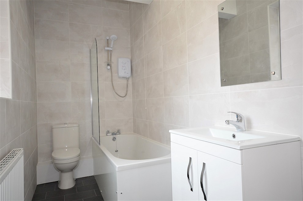 gallery image flat-2-88-brunswick-st-sheffield-2-bedroom-student-flat-bathroom.jpg