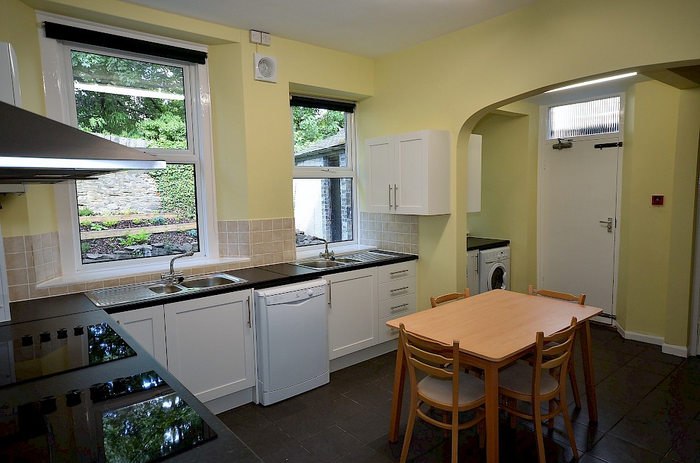 gallery image 6-marlborough-rd-7-bedroom-student-house-sheffield-kitchen-2.jpg