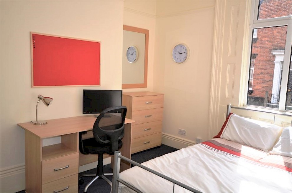 gallery image 3_travis_place_6_bedroom_student_house_sheffield_01.jpeg