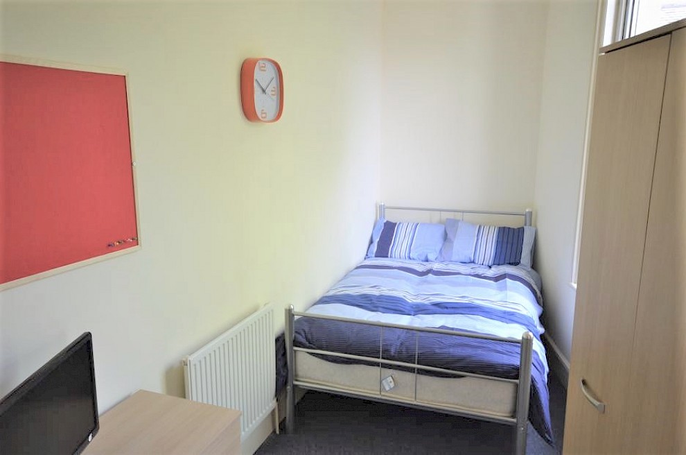 gallery image 3_travis_place_6_bedroom_student_house_sheffield_03.jpeg